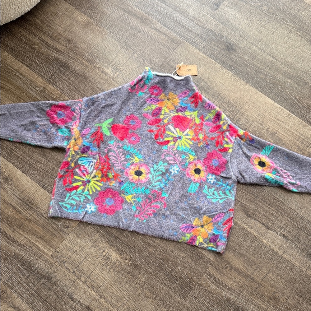 NATURAL LIFE Gray Sweater with Vibrant Floral Design